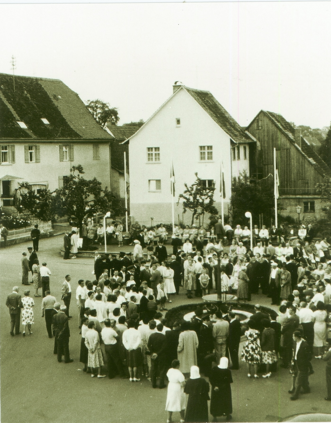 1961 Einweihung Hennenbrunnen04